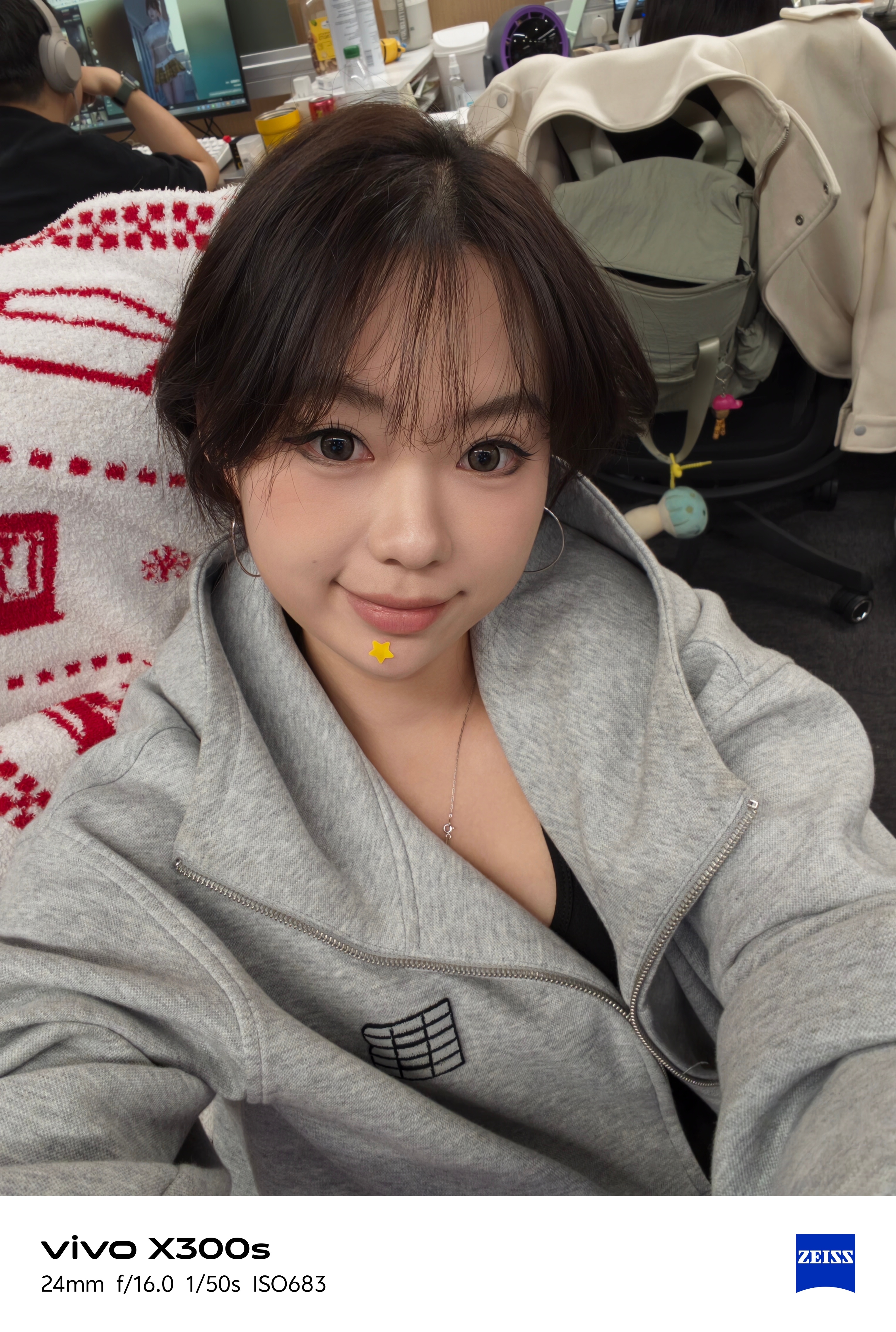 下巴长了个痘痘找拿了个星星痘痘贴话说vivo X300s的美颜太合我胃口了