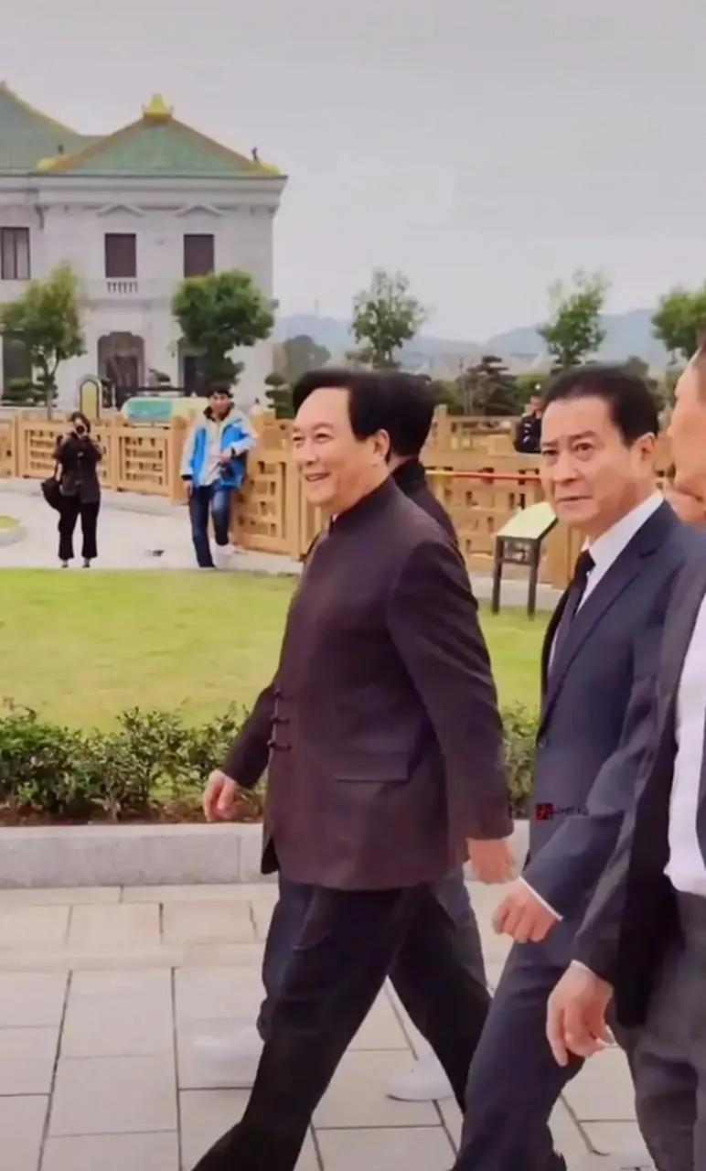 唐国强与许文广同框亮相，两位老戏骨风采依旧。他们曾在多部影视作品中有着出色的表现