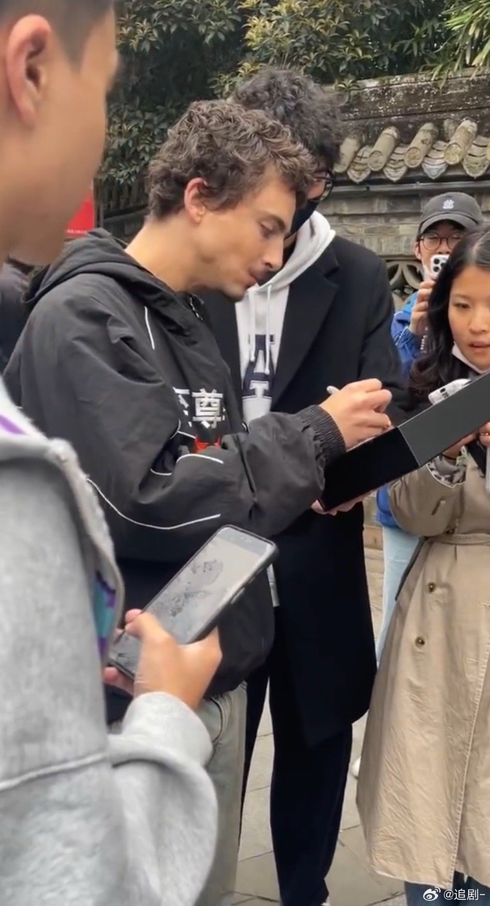 甜茶亮相成都 提莫西·查拉梅穿着“至尊马蒂”卫衣在成都逛公园的照片刷屏了！影迷们