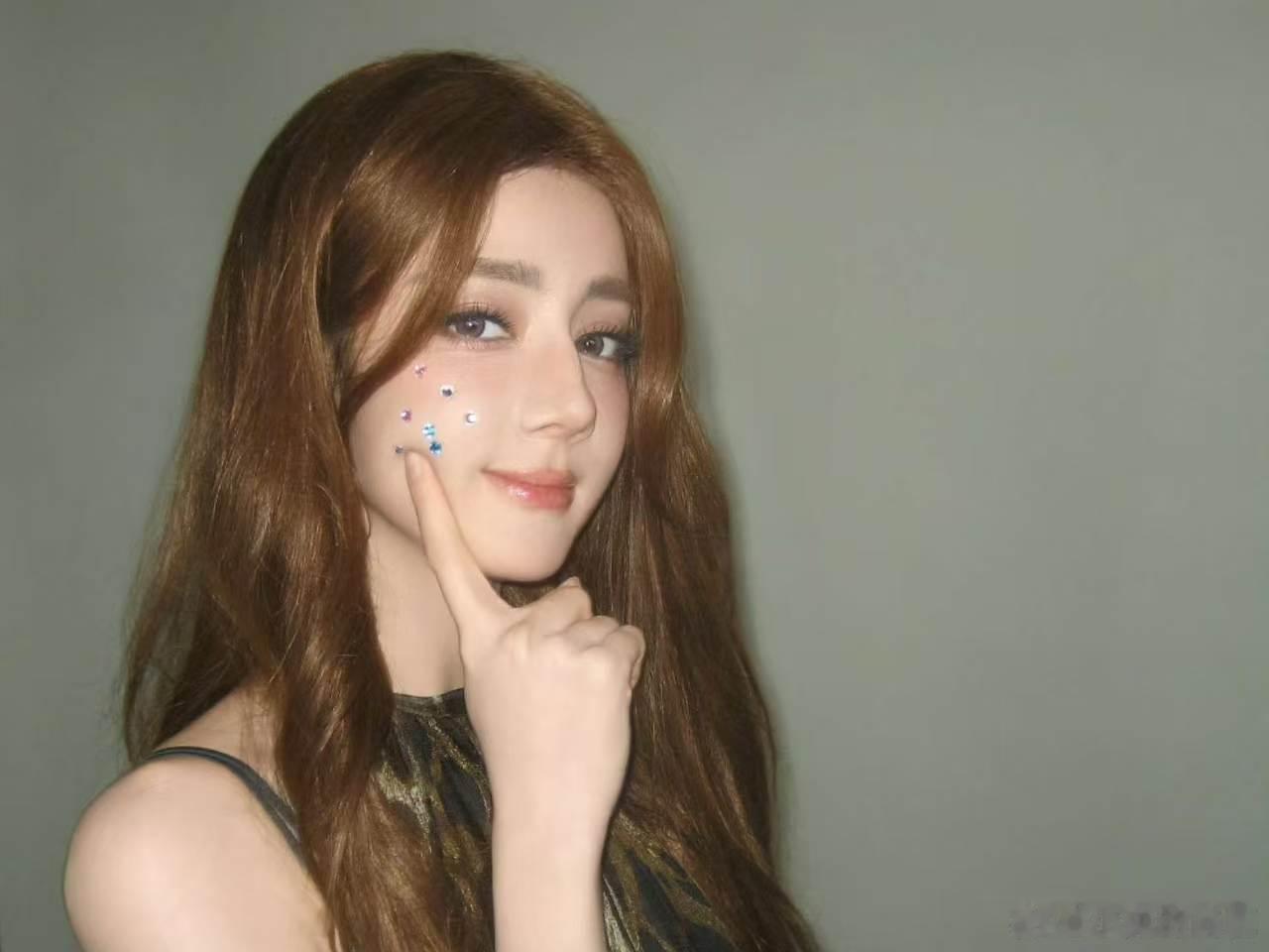 迪丽热巴也看演员的自我修养迪丽热巴的演技书单别人见面会摆可爱周边，我姐摆斯坦尼和