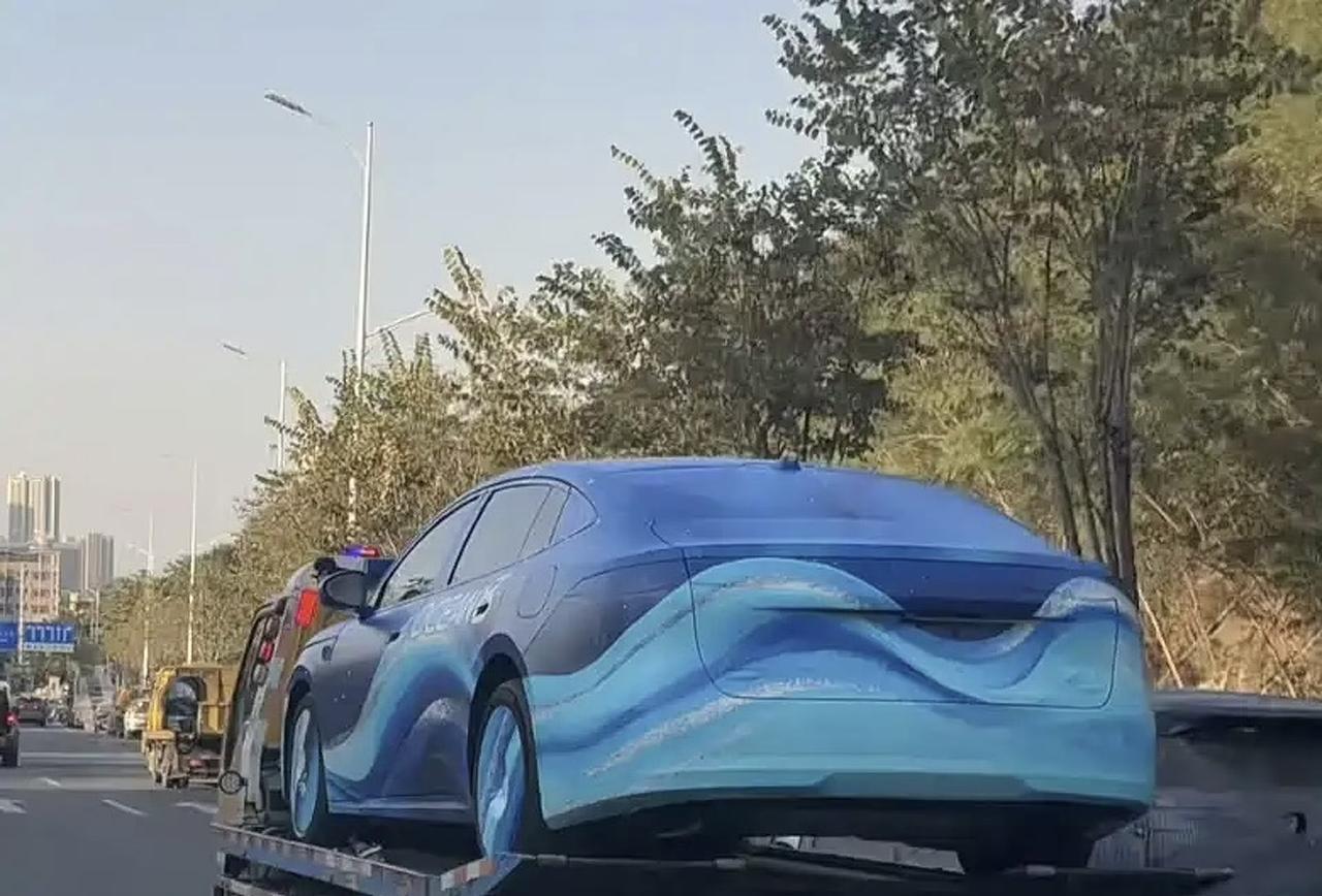 比亚迪海豹08谍照流出，这新车看点十足。它定位海洋网全新旗舰轿车，预计26年一季