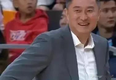 杜锋会不会是“老虎扮猪”？
本赛季的第一阶段，因为周琦伤停，杜锋内线只能用4个“