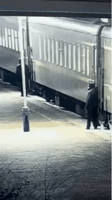 冬天来了，给好事者提个醒，零下二十多度的铁杆子不要用舌头去舔！不要去舔！不要去舔