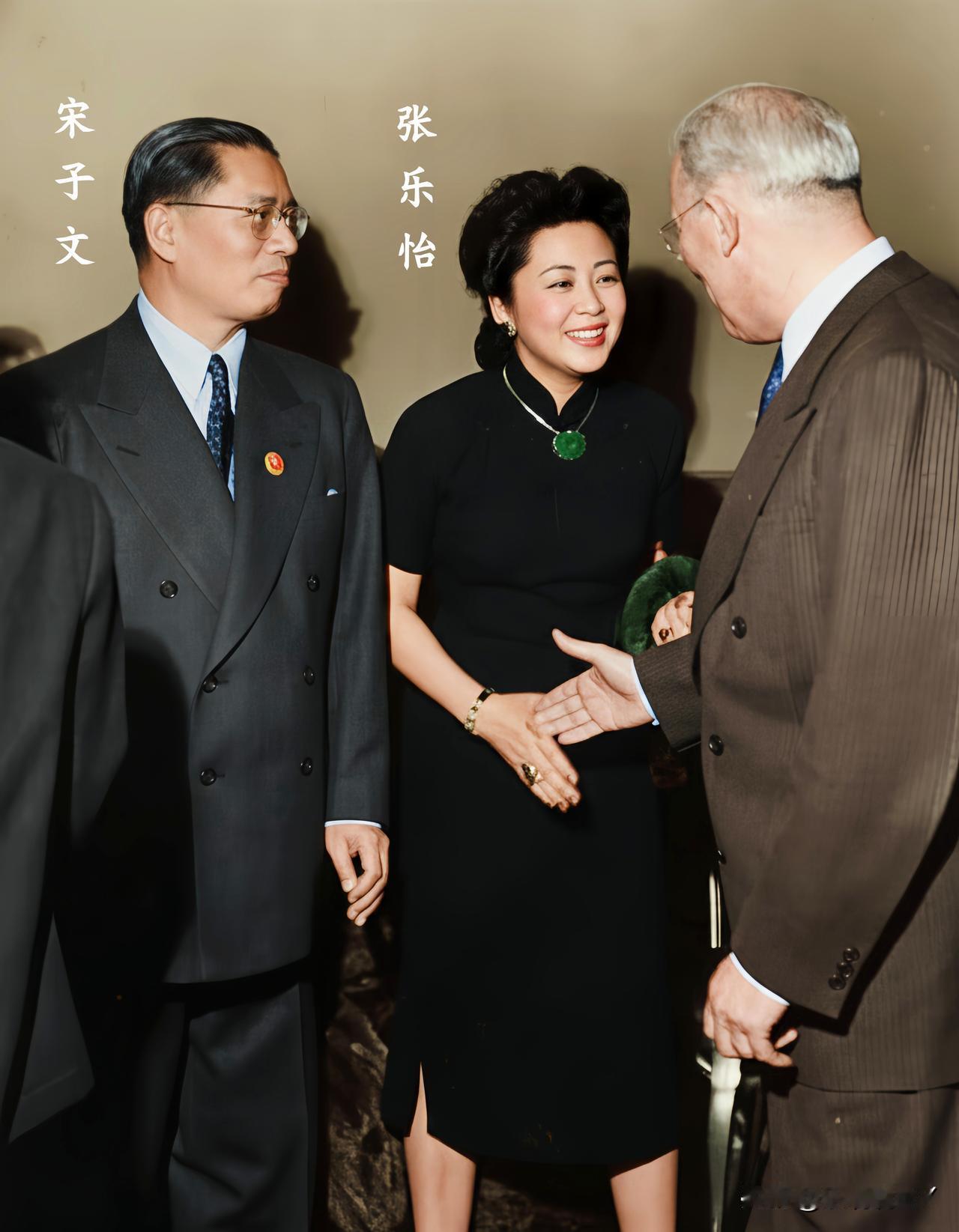 上世纪四十年代中期，在美国旧金山参加会议的宋子安和他的美貌妻子张乐怡。这不是演戏
