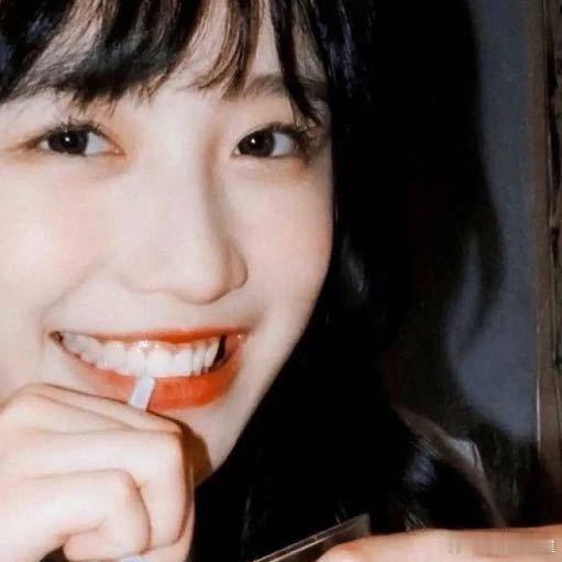 费沁源真的好漂亮，是光看照片爱豆感就很强的人，而且p1这张头像真是大出圈