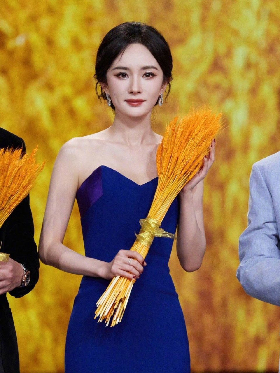 杨幂真的把宁绣绣演活了！为了角色素颜增重、扎根农村，这份敬业换来七项大奖太值得了