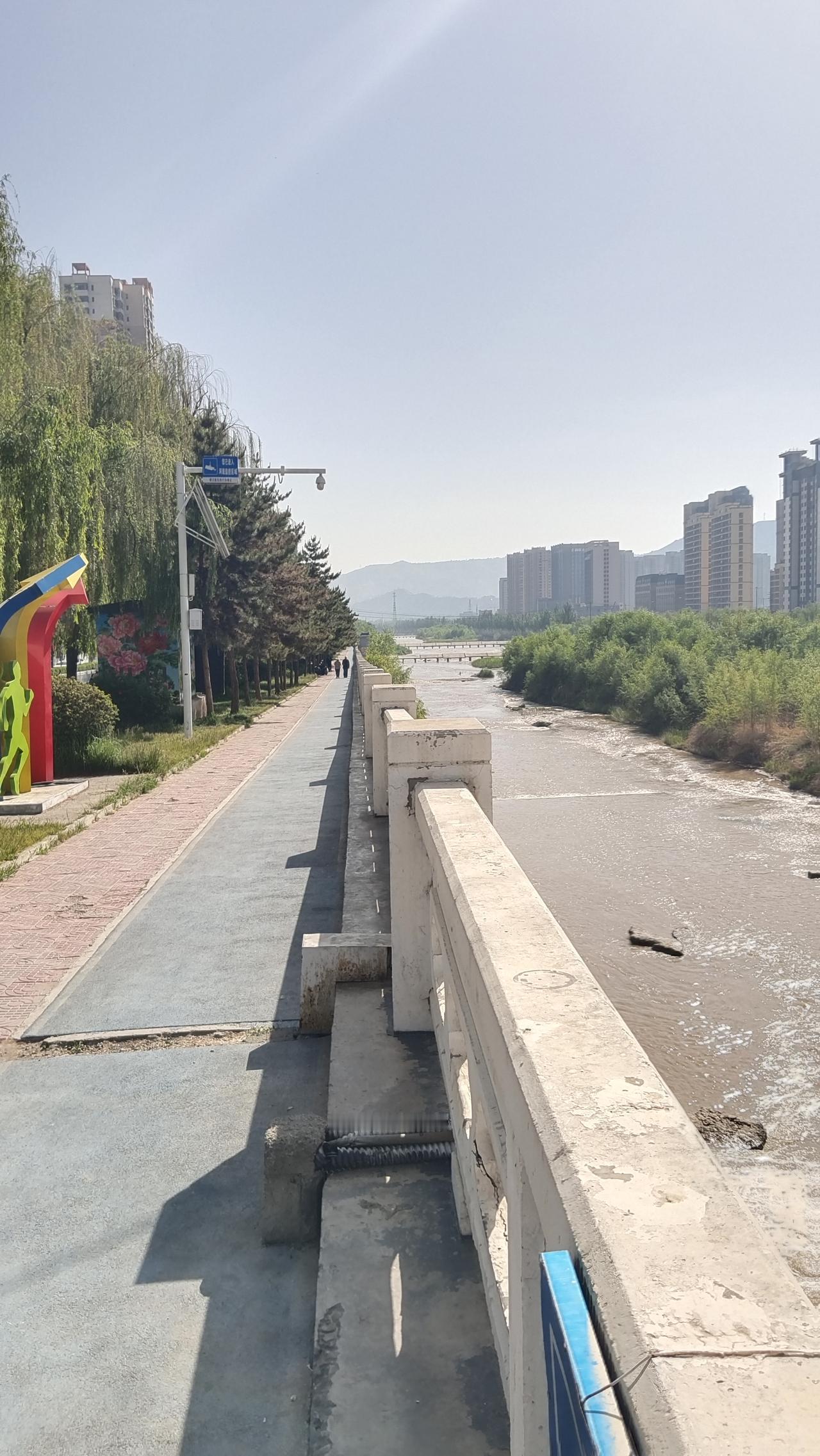 城市河畔漫步，享受宁静与美好。阳光洒在波光粼粼的河面上，泛起层层金色的涟漪。河畔