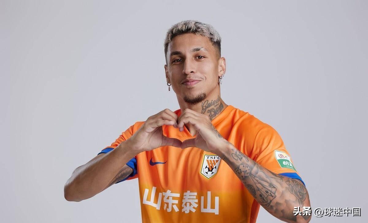 2022年，当巴西前锋克雷桑踏上山东泰山的赛场时，没人能想到，这个顶着质疑而来的