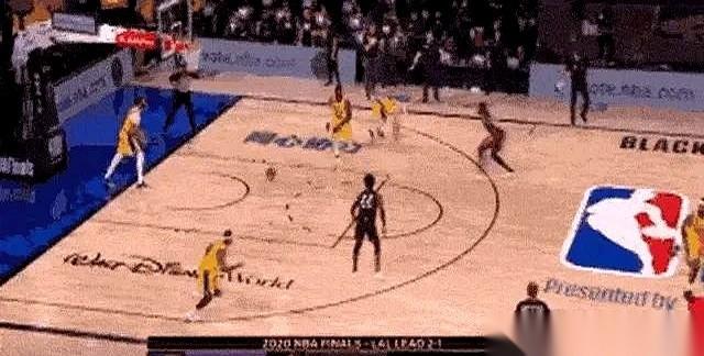 一口唾沫，一记老拳。
隆多当时那个眼神，哪是打架，是要命。
保罗呢，从来不跟你来