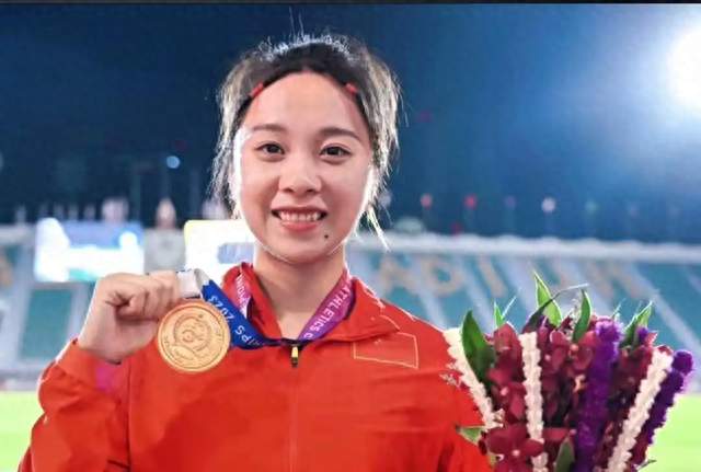 11秒06破赛会纪录！17岁陈妤颉百米封王，中国新一代女飞人诞生