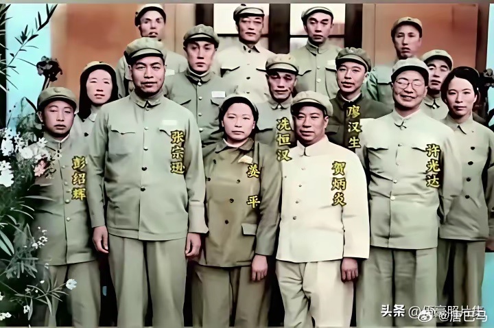 1952年9月，青海西宁，即将调离西北的“独臂虎将”贺炳炎与夫人姜平，被张宗逊、