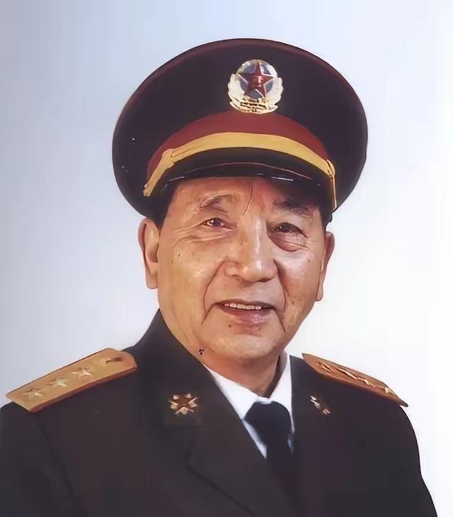 1956年， 秦基伟副司令员在调研部队时，因为晚上睡不着，就在院里溜达，就在这时