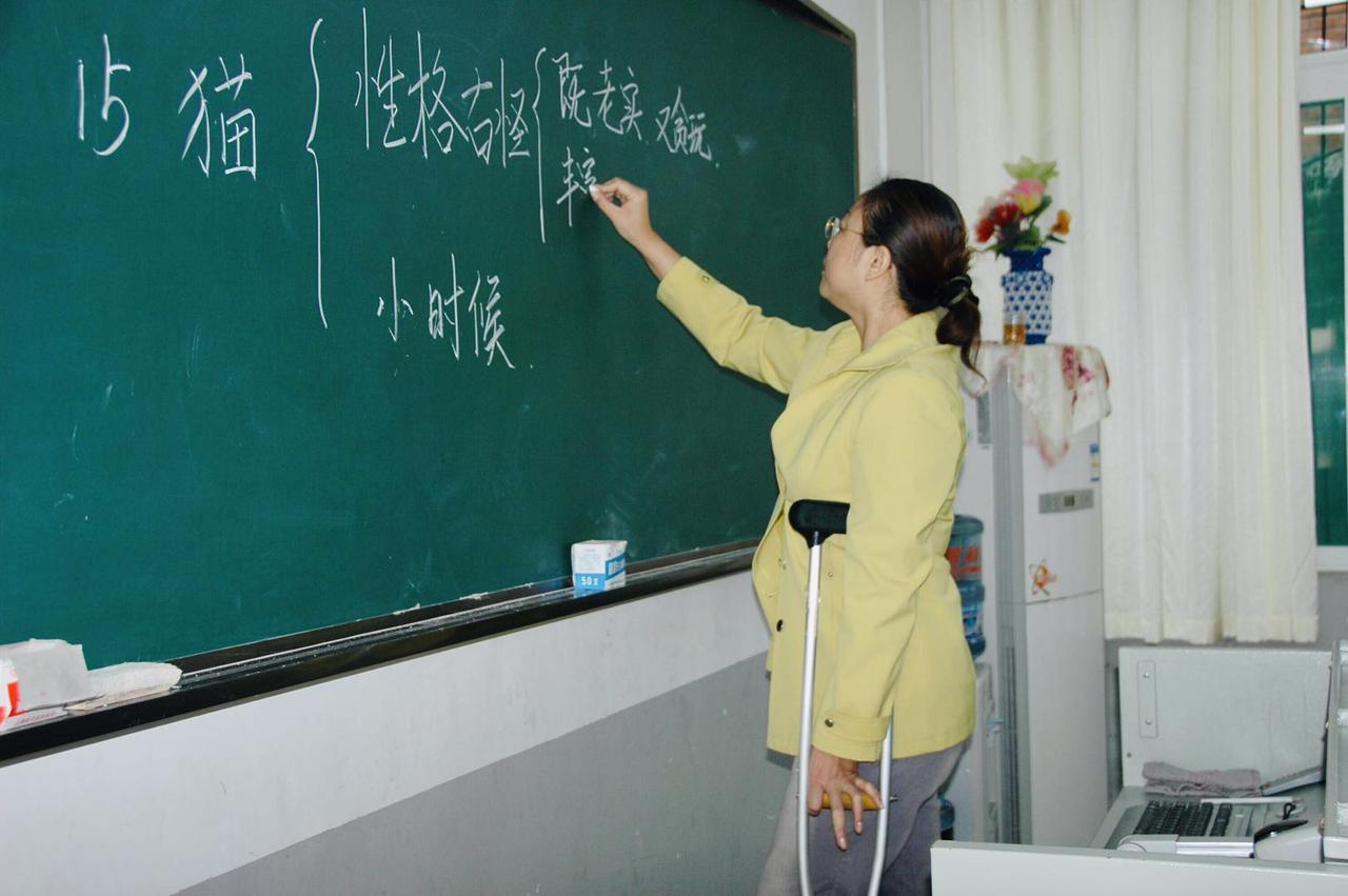 都说老师是辛勤的园丁，这话一点不假。就像我之前的班主任李老师，我感冒肚子疼时，她