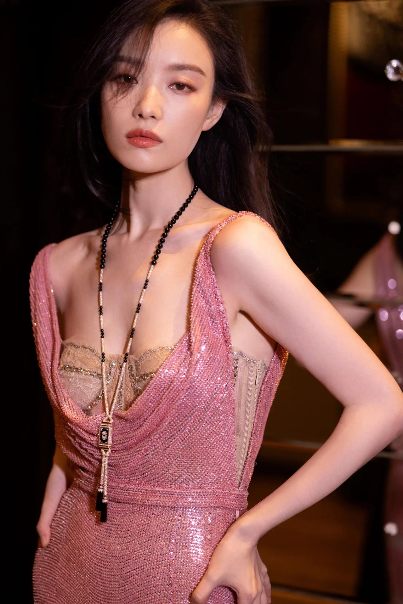 倪妮这一身粉色亮片鱼尾裙太有女人味✨
吊带荡领设计，满身细闪，勾勒出曼妙曲线。