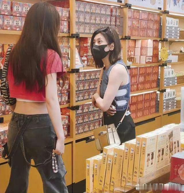 贾静雯逛超市被偶遇，穿露腰背心时髦似少女，50岁看起来就像20岁 ​​​