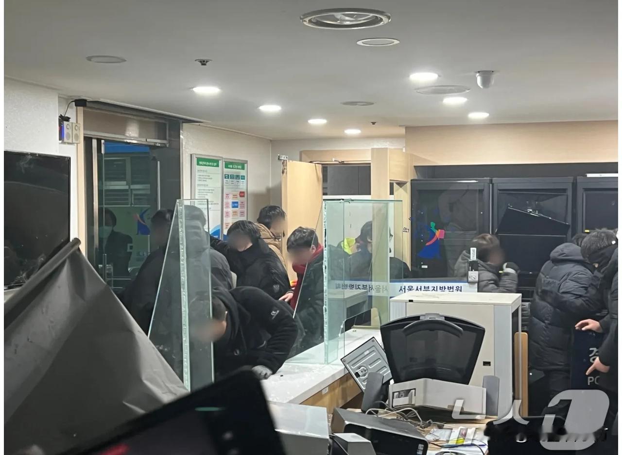 首尔西部法院破坏者被抓，首批拘留申请66人！

韩国警方就本月18日至19日两天
