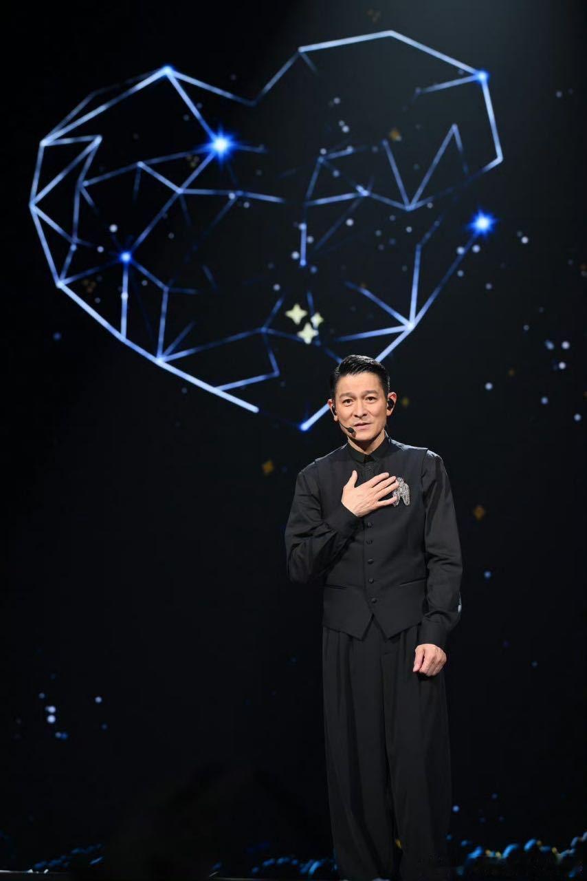 刘德华为非凡大师献唱 刘德华新曲《非凡》由华语乐坛黄金班底护航，唐恬作词、蔡晓恩