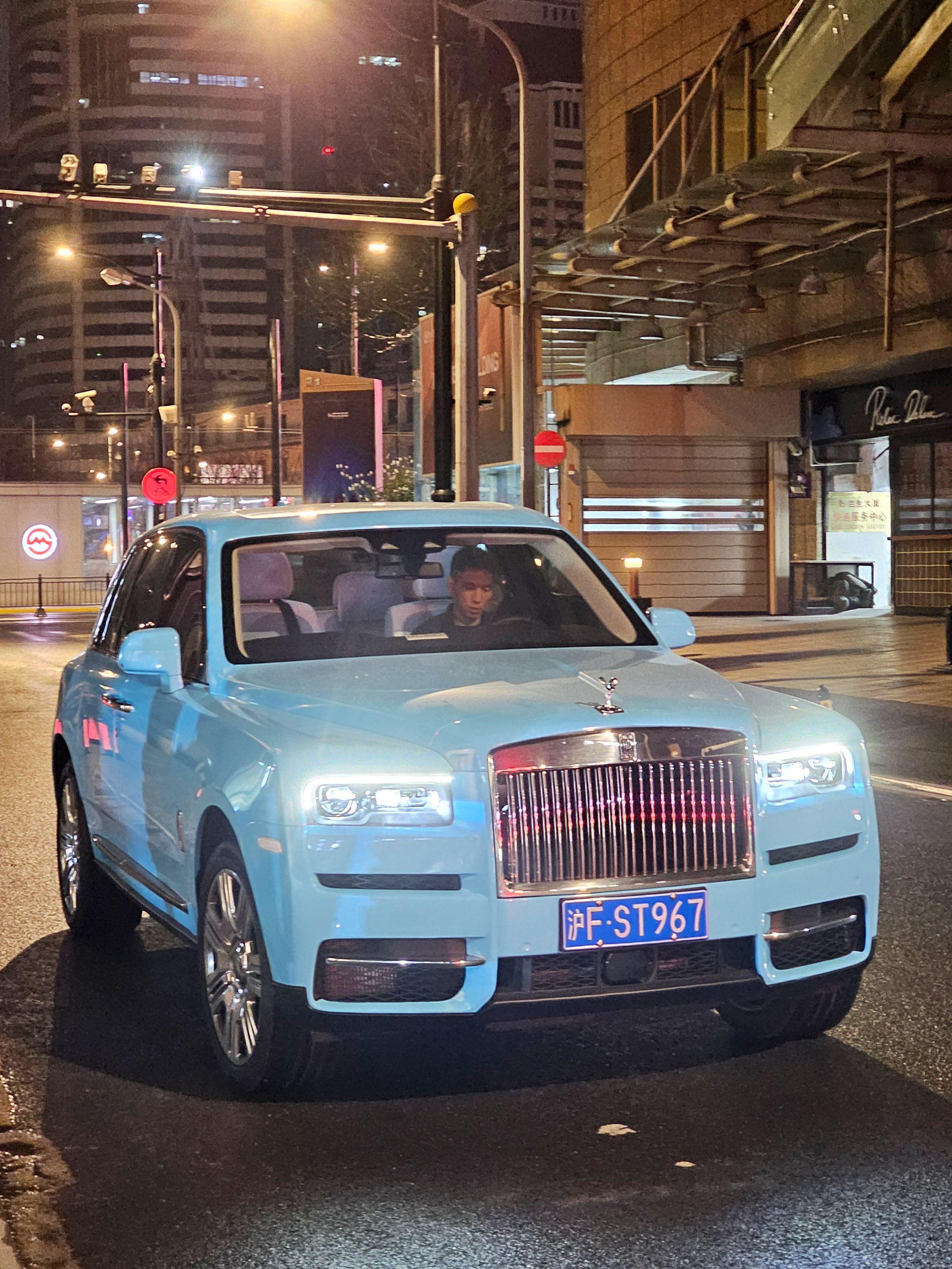 上海淮海中路偶遇大佬开着劳斯莱斯库里南，实车看到优雅霸气十足外漏，成功人士的标配