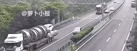 哦豁，天塌了！
想必早已经哭晕在厕所，一个人究竟能闯多大的火啊？
交通安全警示教