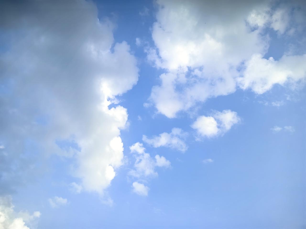 云变幻莫测，
卷舒之间，
好似能包容世间万象。
看着云，
心也跟着静下来了，
仿
