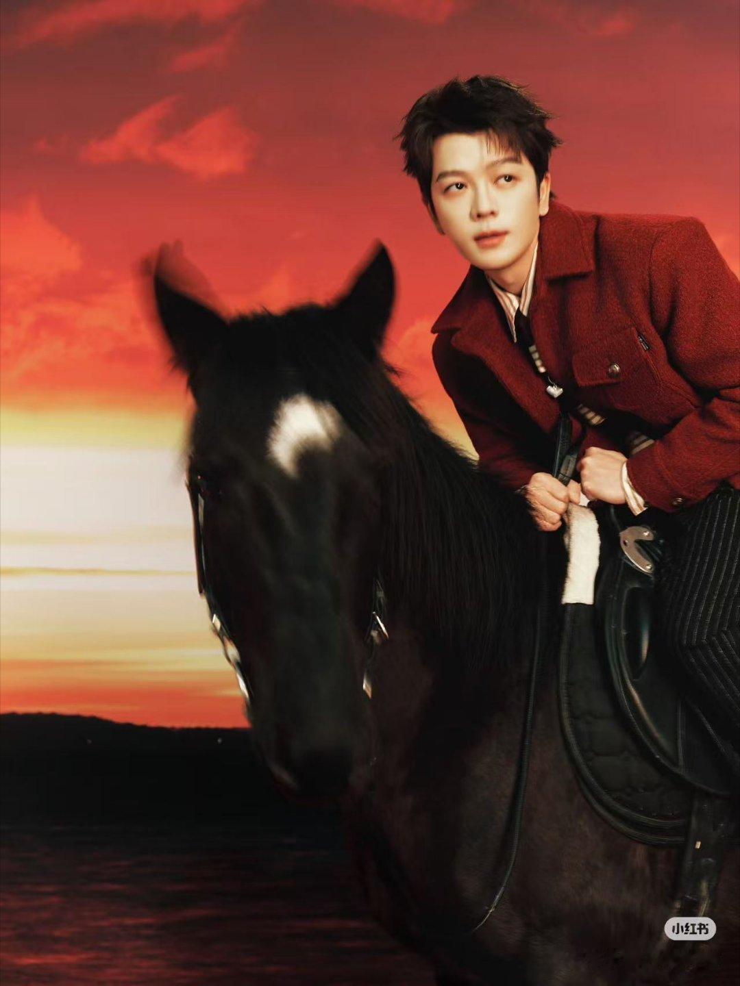 王栎鑫已争气争气再争气王栎鑫三登春晚了，真的不错啊，鑫鑫子太争气了，尤其是这套红