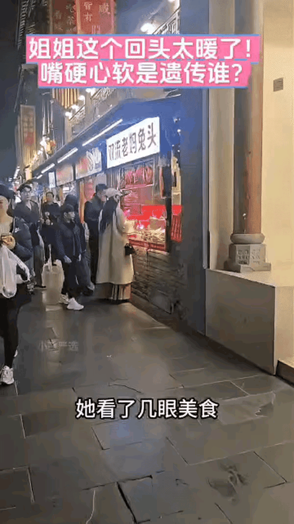 玥儿真的很爱奶奶，她是个暖心的小女生。

汪小菲和马筱梅带着两小汪在成都太古汇买