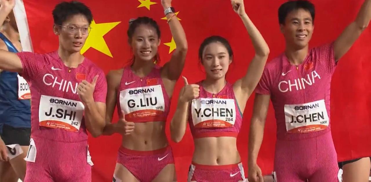 必须再发一次小孩姐，陈妤颉 陈妤颉！太牛了，女子4×100决赛，？最后生吃泰国队