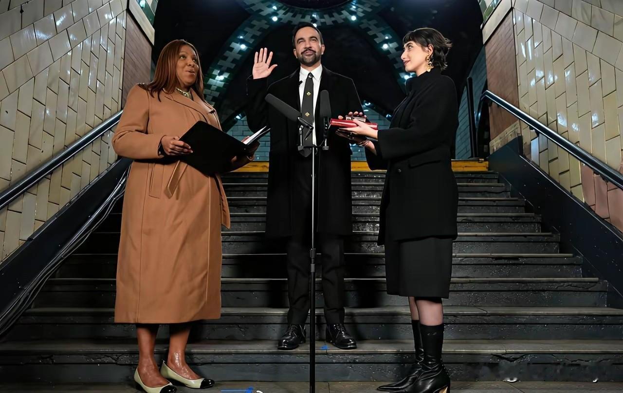 新年第一天，佐兰·马姆达尼在纽约一座废弃的地铁站（市政厅站）宣誓就职，成为纽约市