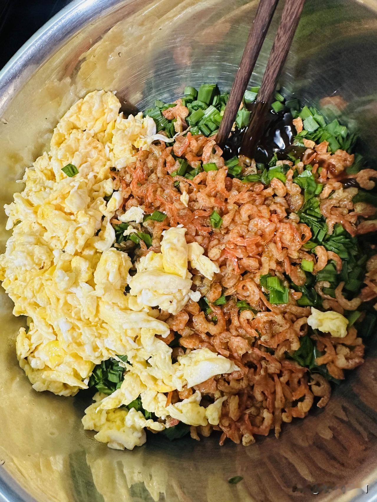 韭菜马上就不好吃了，趁着现在还能吃包了个素馅饺子。
简单，不是什么麻烦的活。
家
