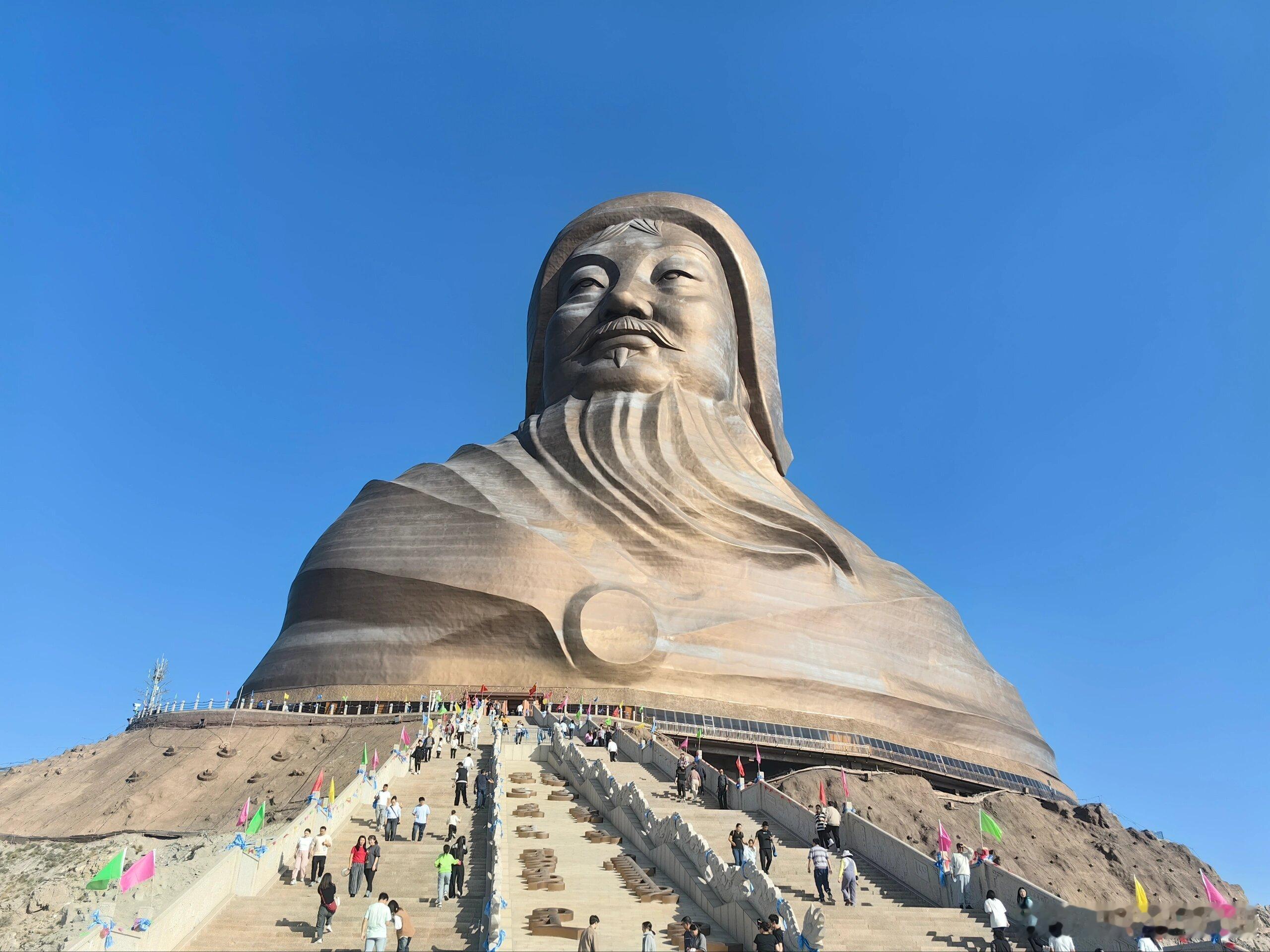 内蒙古乌海，巨大的成吉思汗雕像 ​​​