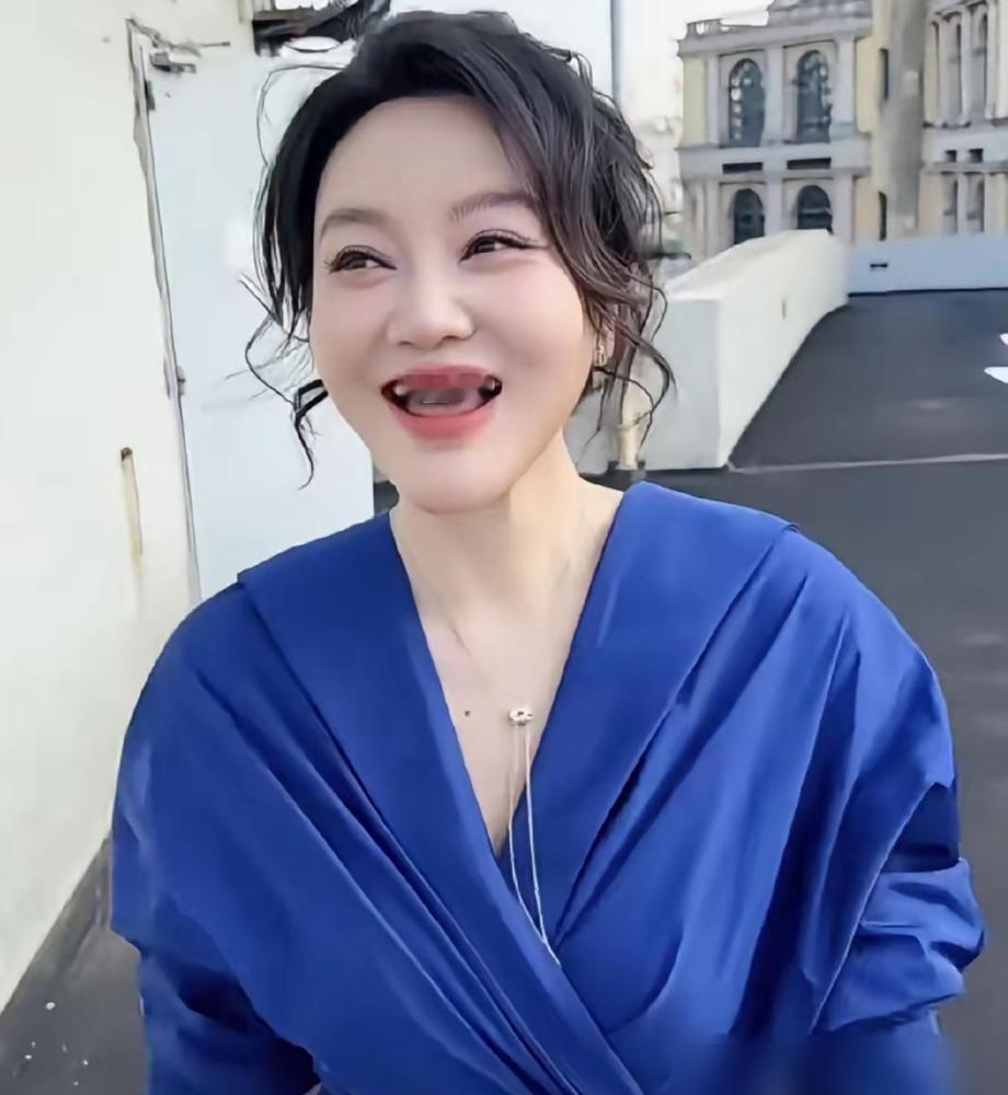 55岁的闫妮，把晚饭直接从人生里删了。

听着像晚上什么都不吃，细看却不是这么回