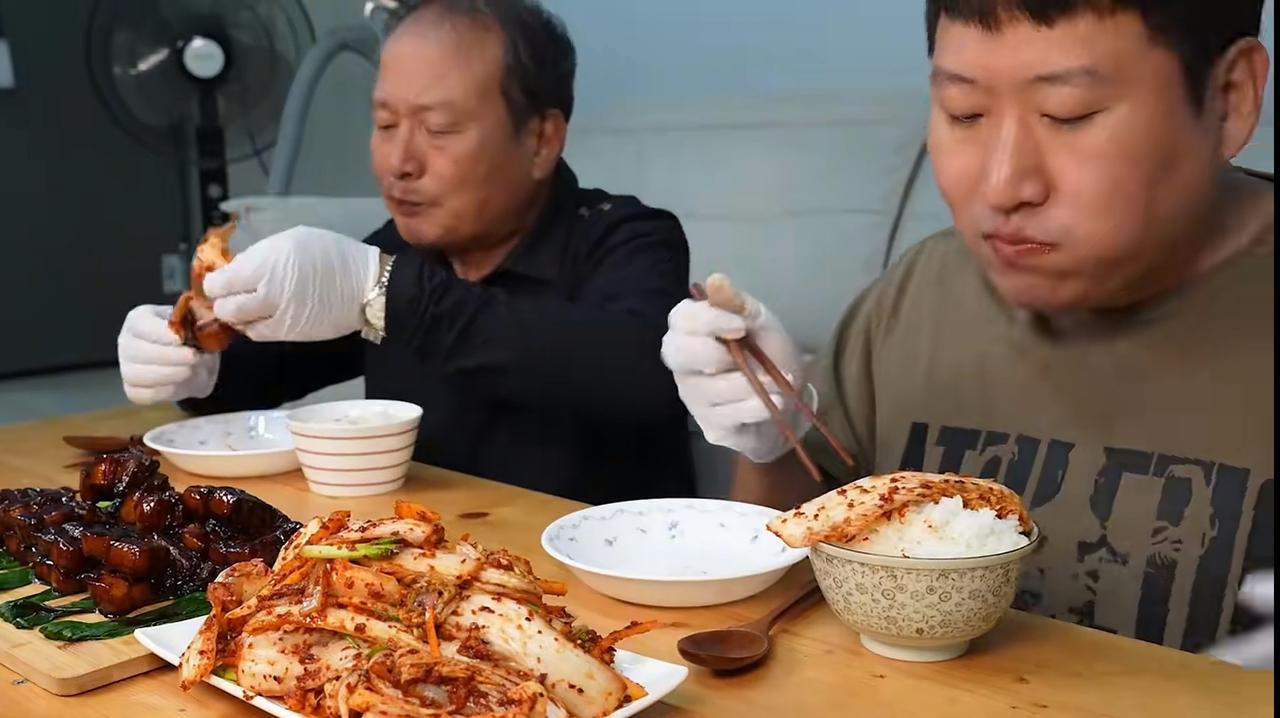 韩国到底是不是发达国家？你说是吧？顿顿方便面，白大米，配点辣白菜，腌大葱；你说不
