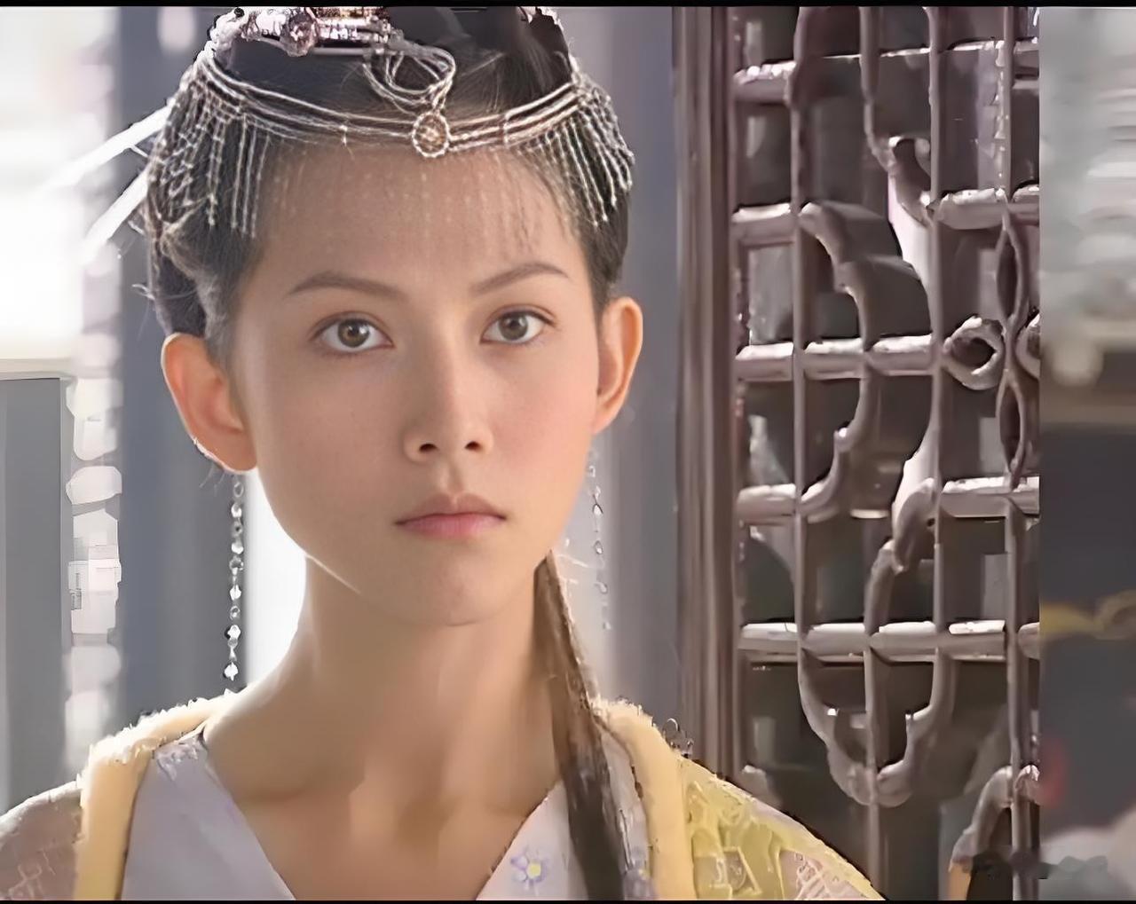 同样是出演同一部剧《灵镜传奇》，当年看剧时，你都认出她们了吗？
蔡少芬的豆豆，胡
