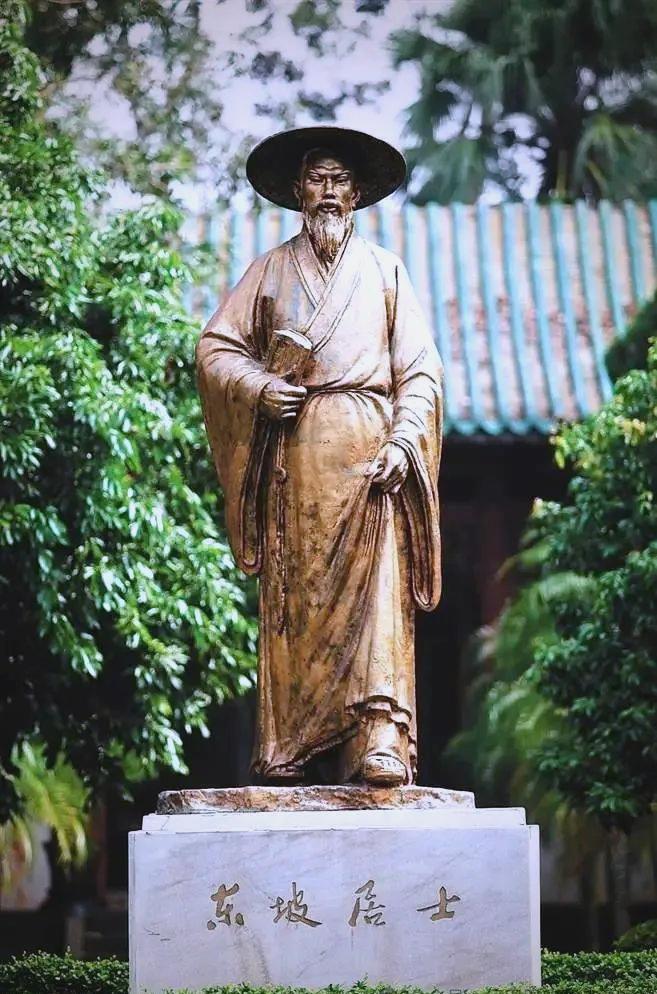 架起苏轼与世俗沟通桥梁的，恰恰是词，苏轼赢得民间颂扬的，也是词，说到底，是词拯救