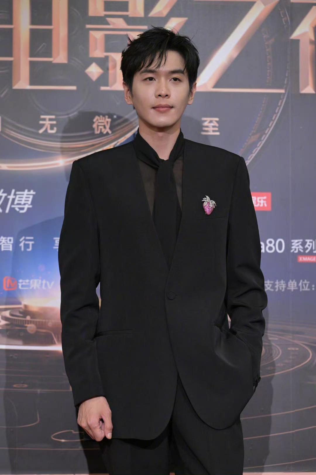 张若昀草莓胸针张若昀一身黑色西装亮相沉稳又帅气，胸前的草莓胸针好亮眼。个性又不失