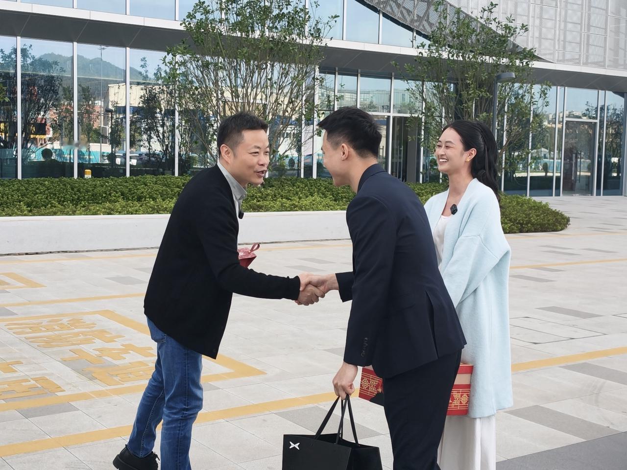 新婚车主奔赴千里给何小鹏送喜糖何小鹏送P7+新婚车主嫁女饼太暖啦！广西95后新人