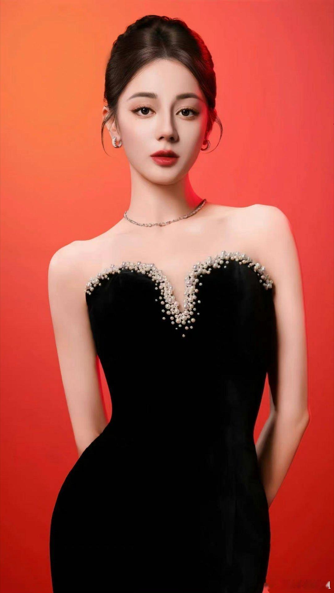#迪丽热巴珍珠V领抹胸裙#迪丽热巴以她独有的方式，再次定义了“女神”二字。在未来
