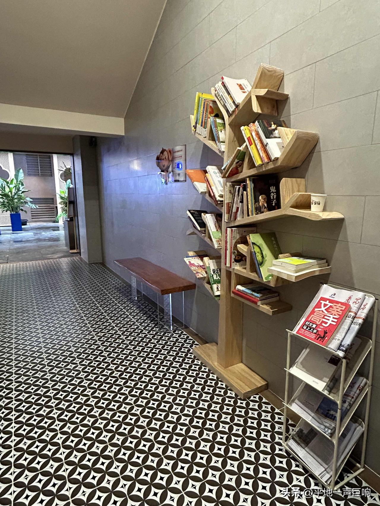 眼前有一个杯子，

你喝水它就是水杯，

你抽烟弹烟灰，它就是烟灰缸，

你用来