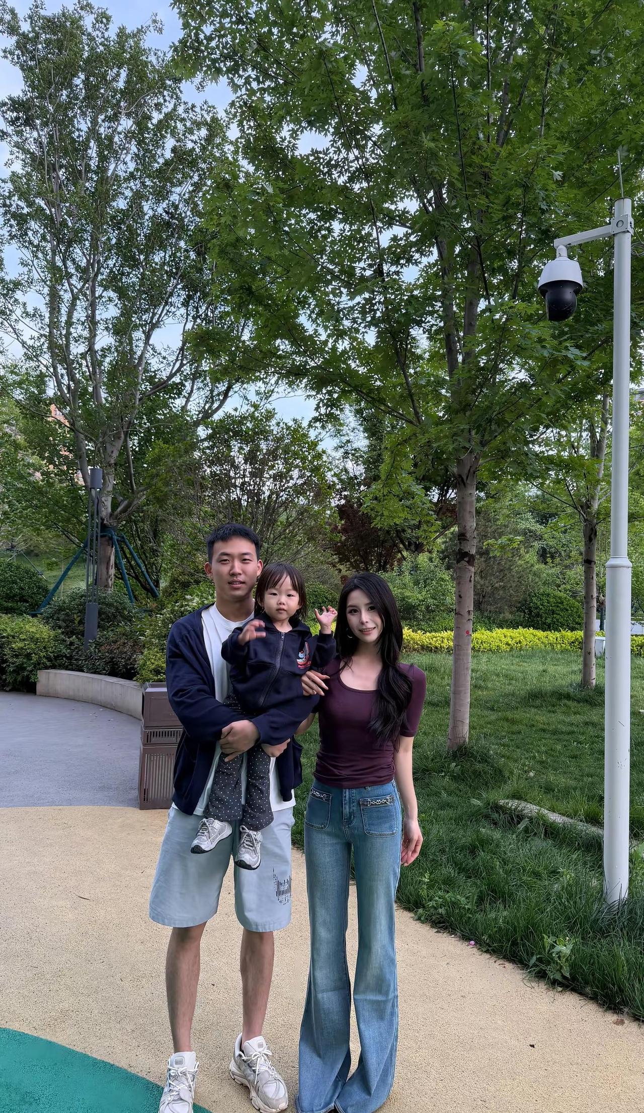 结婚的意义就是，有钱我们就去吃好吃的，没钱我们就楼下公园溜娃，无论在哪里，干什么