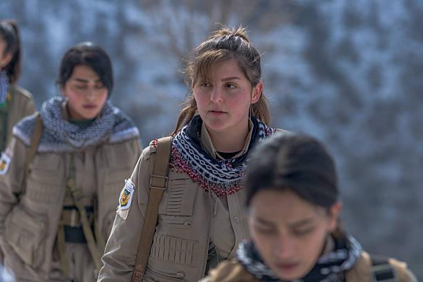 《别再把她们当“符号”：库尔德女兵，是真正在打仗的武装力量》
很多人一提到“库尔