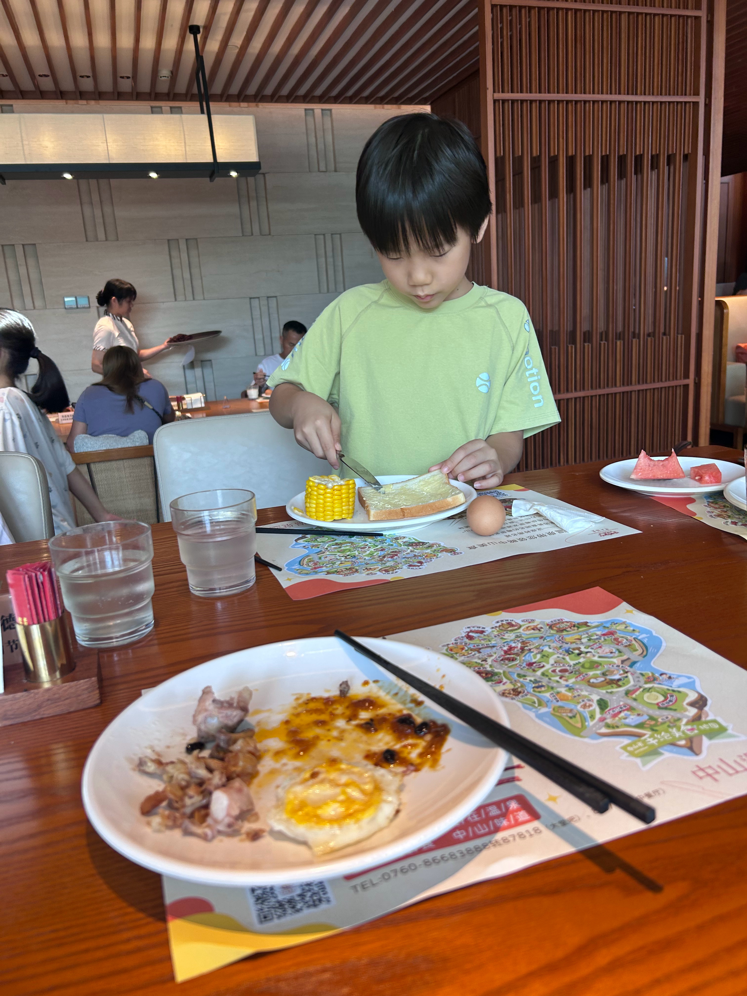 对诺诺自助餐进食不主动这件事我已经想开了反正他都拿餐后都会发呆的还不如帮我做做事