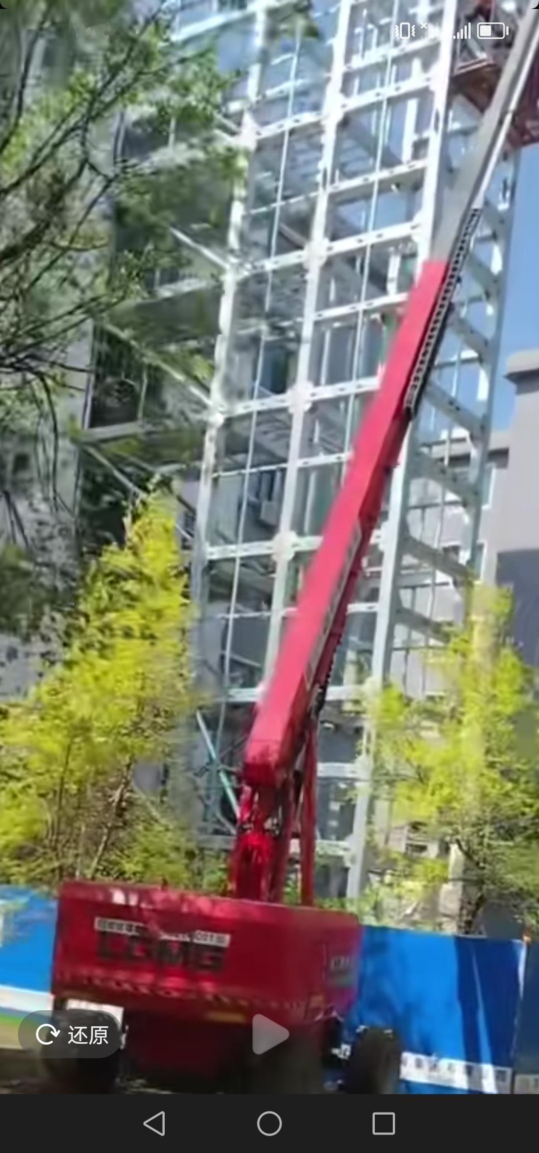 吉林市老旧小区的电梯安装工程正悄然推进，尽管存在难度，但是希望得到普及。

前段