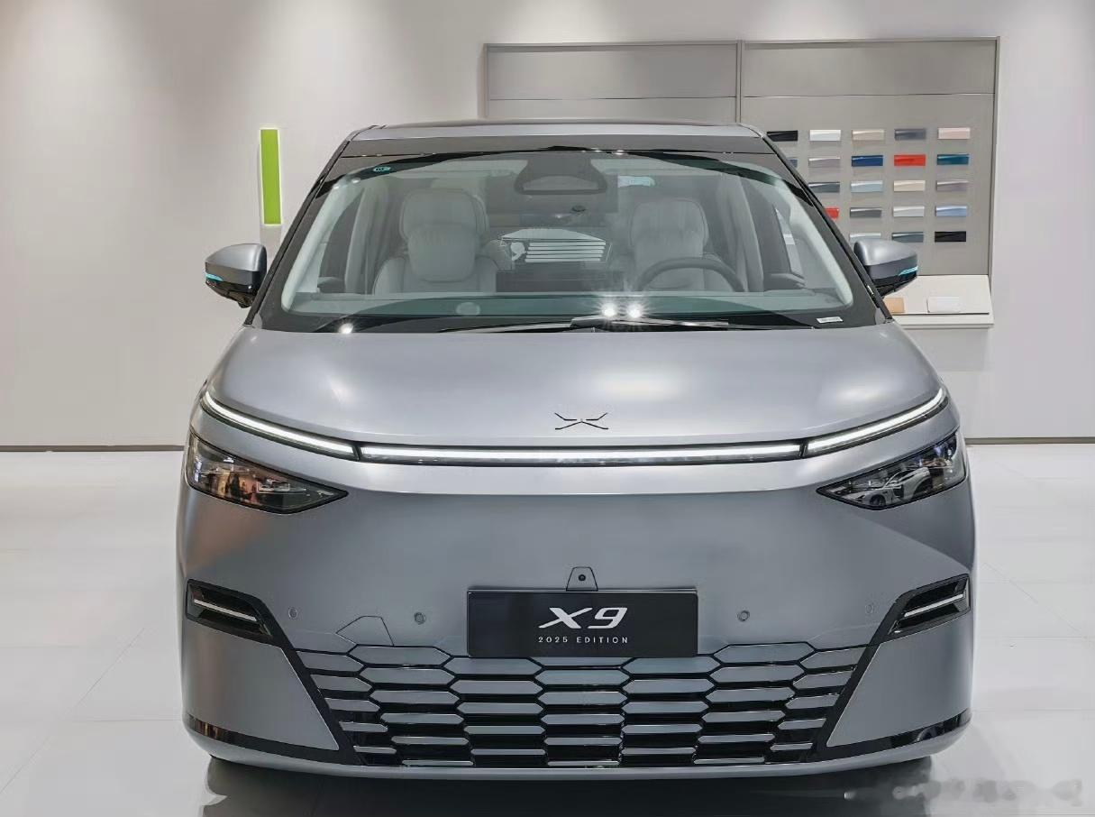 2025款小鹏X9自上市以后，持续领跑细分领域的销量排行榜，靠的自然是独家的后轮