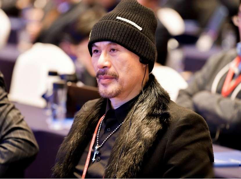 一次，徐锦江开着一辆500万的车去拍戏，周润发说：“你的车太帅了吧！”不料，徐锦