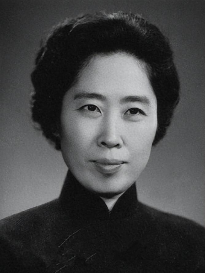 2006年王光美弥留之际抱拳向女儿作揖，女儿含泪道：“妈妈，这样的礼我真的受不起