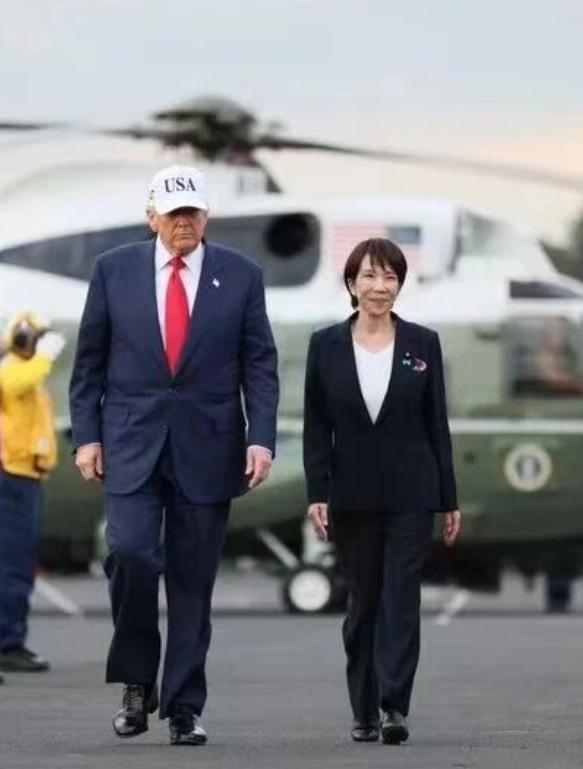 高市早苗可能真的把美国总统迷住了，这位64岁的老太太很会来事。从人情世故这个角度