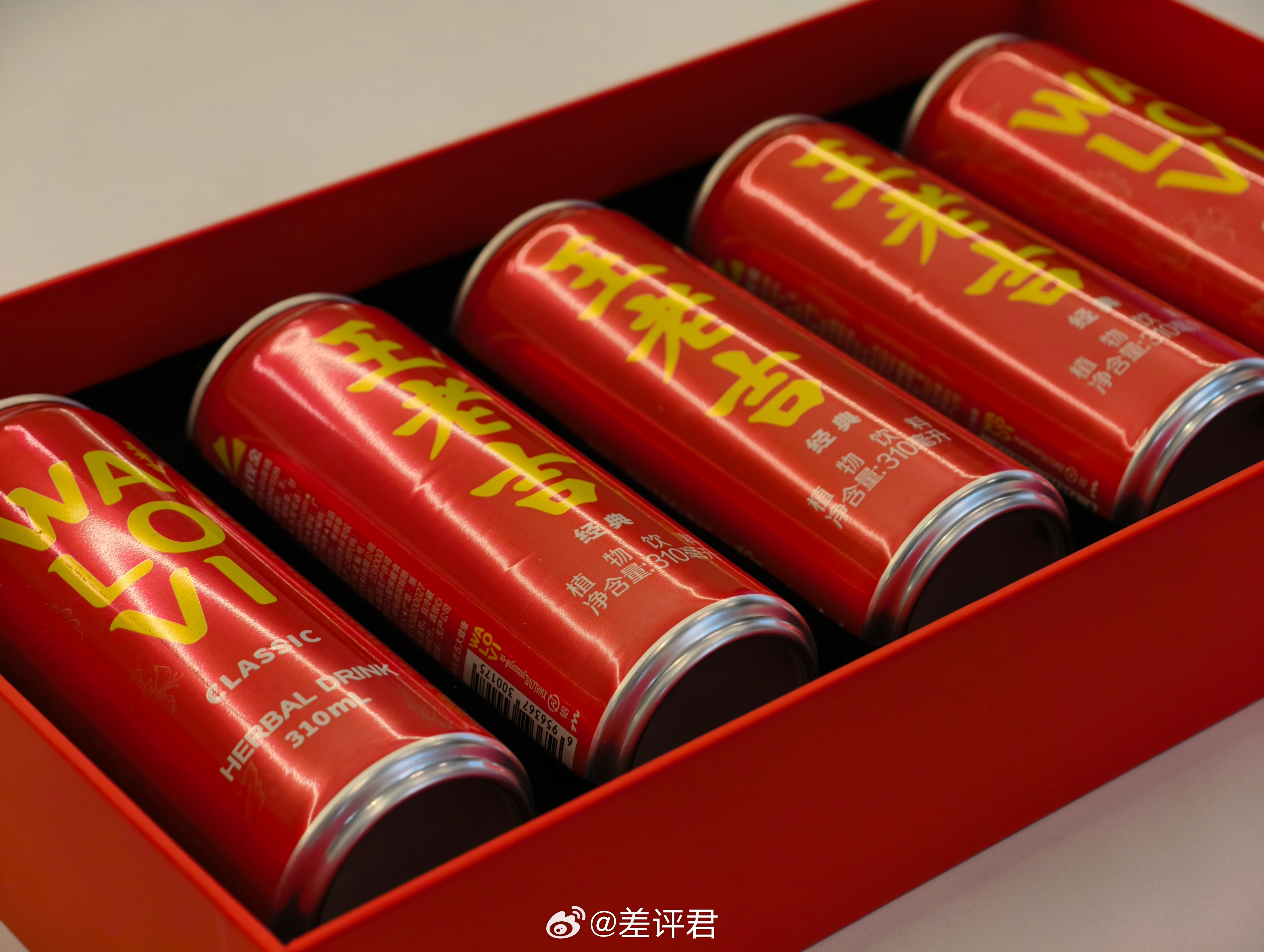 笑死，Redmi K90 Max 的发布会邀请函真就直接是一箱王老吉，那确实不容