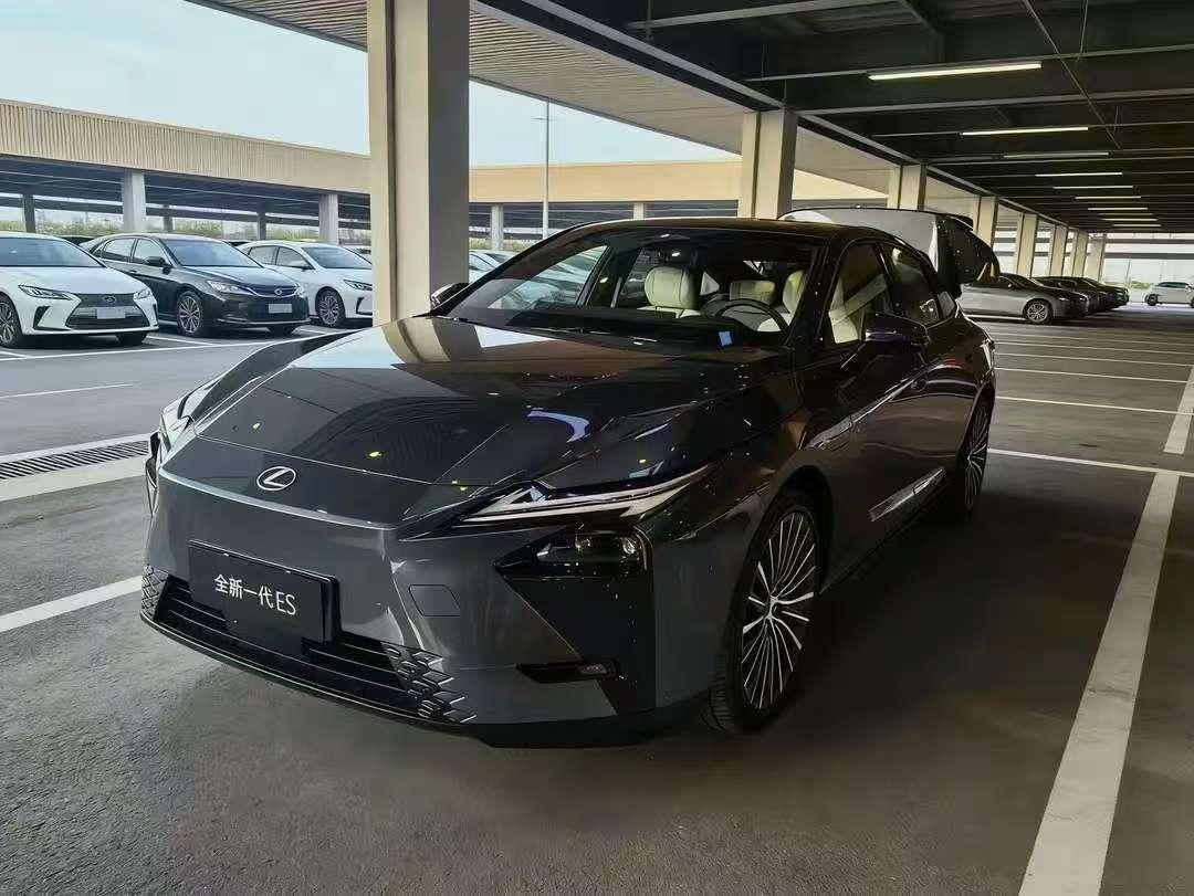 雷克萨斯是丰田的高端品牌，雷克萨斯ES以进口形式在中国市场销售，而这一代车型已经