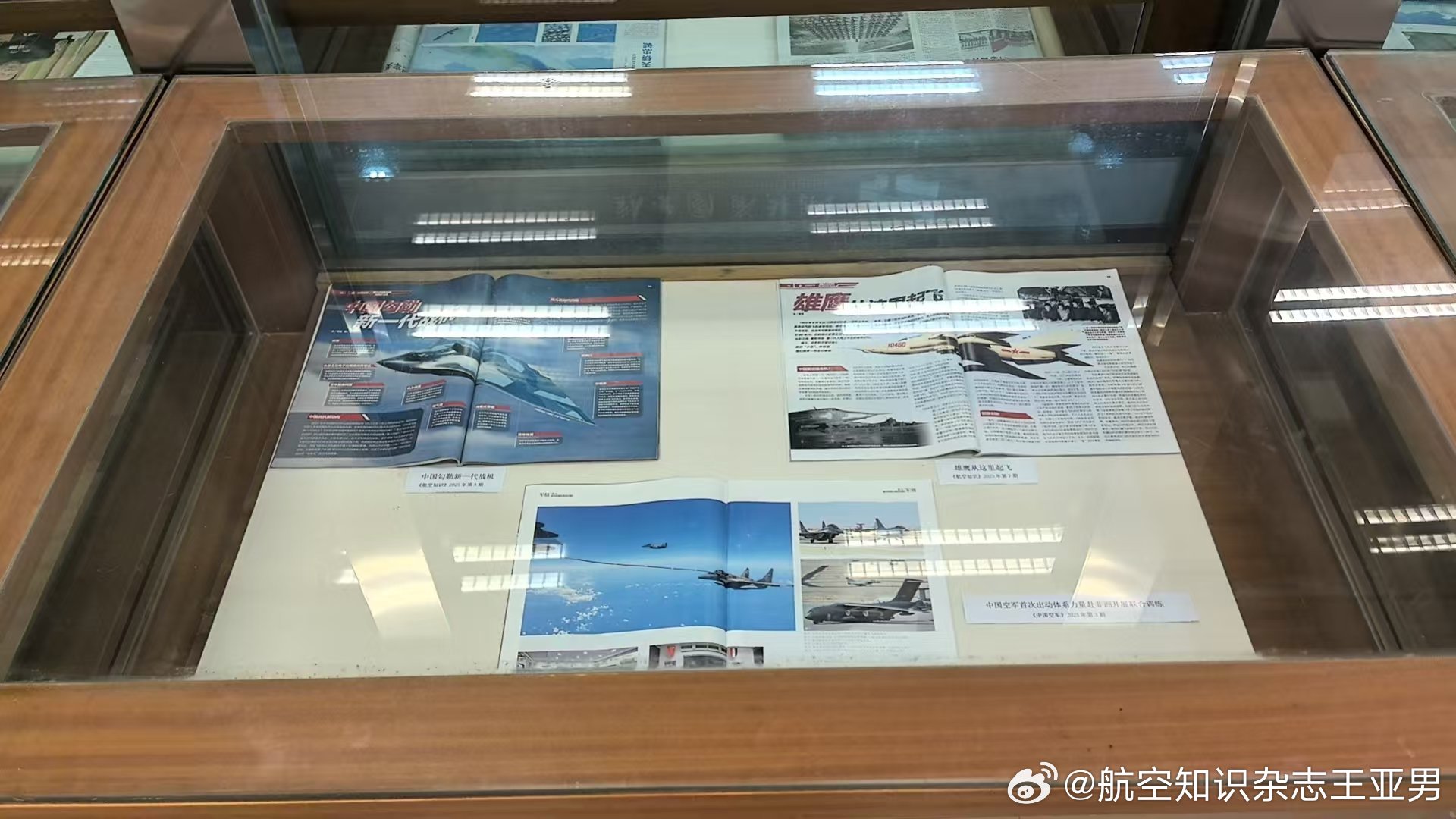 临近建军节，湖北省图书馆把国防装备领域的成果相关的报道的报刊杂志放在一起，供人参