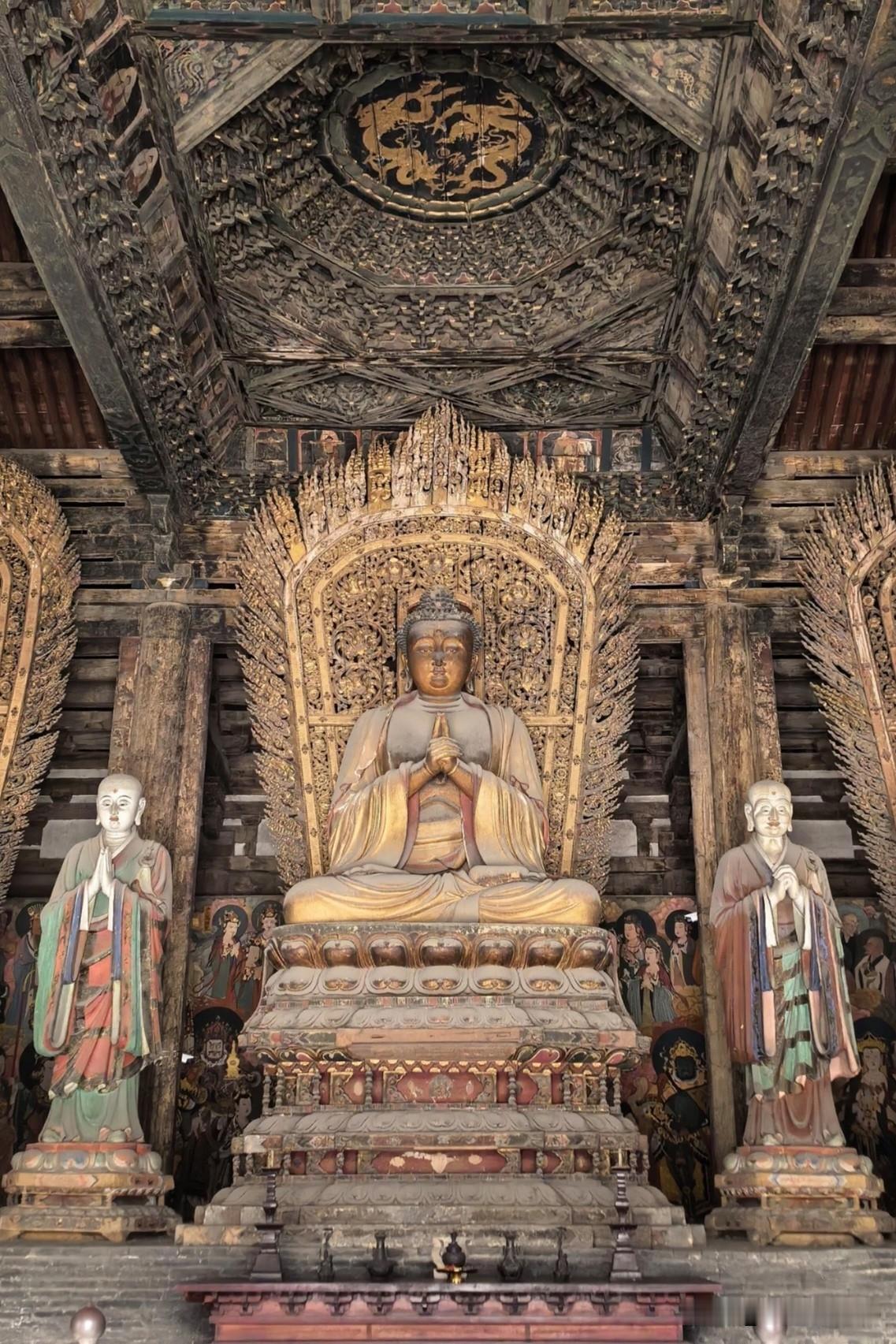 藏在大同古城里的金代彩塑天花板，很少游客专程打卡的国宝善化寺。
大雄宝殿完整留存